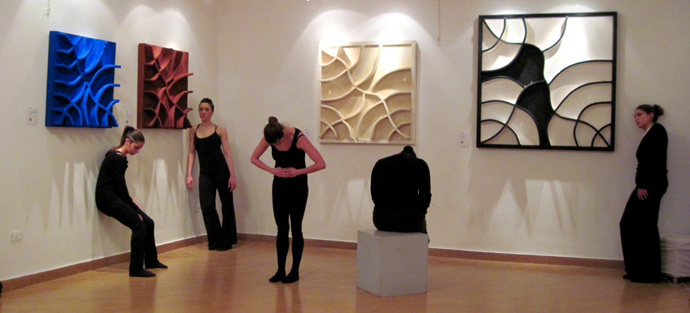 Il Performing Arts Group in scena in una galleria d'arte