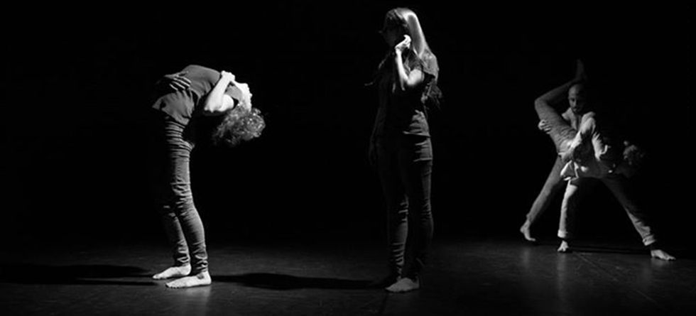 La compagnia giovani di Movimento Danza in una coreografia del 2014